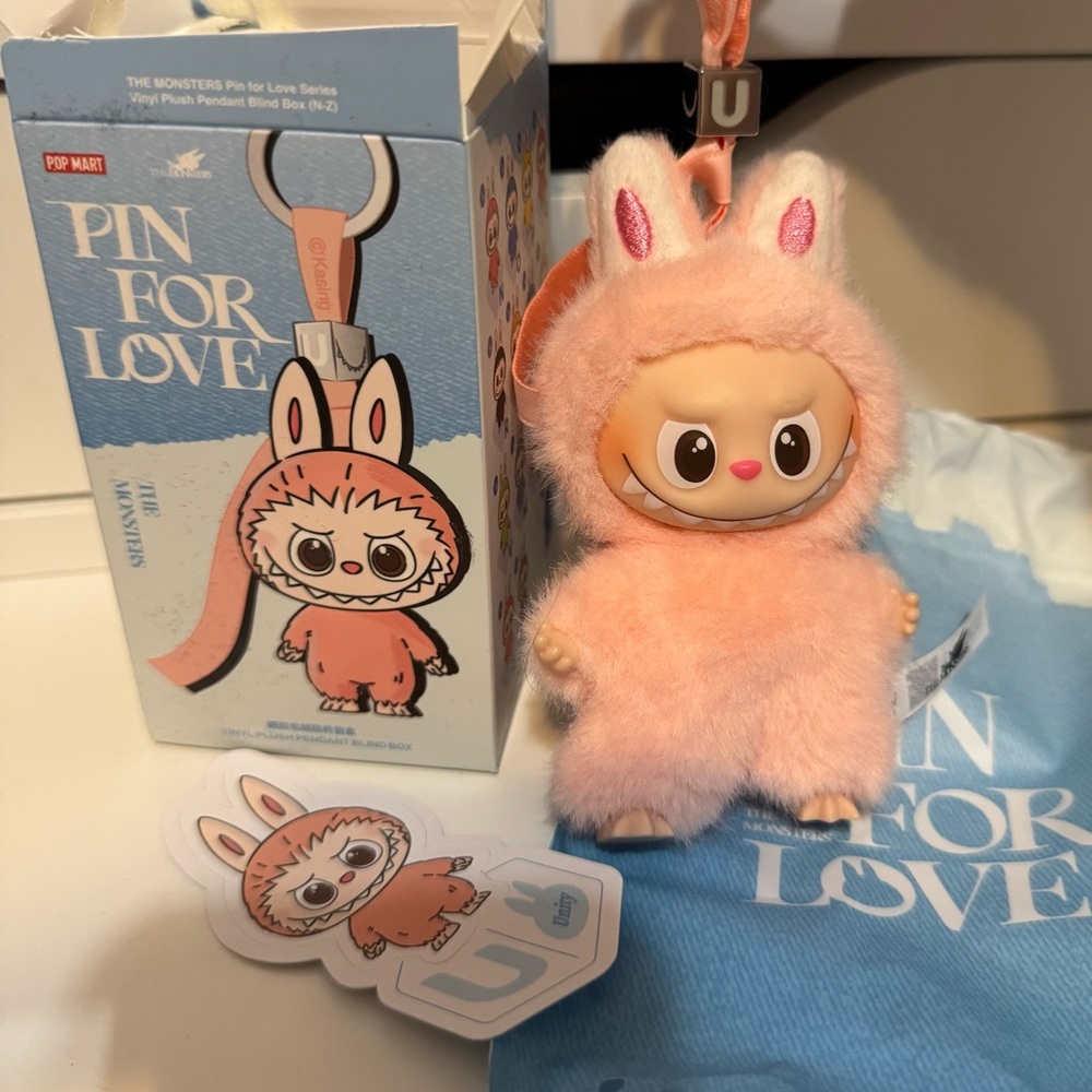 Popmart labubu pin for love u pink